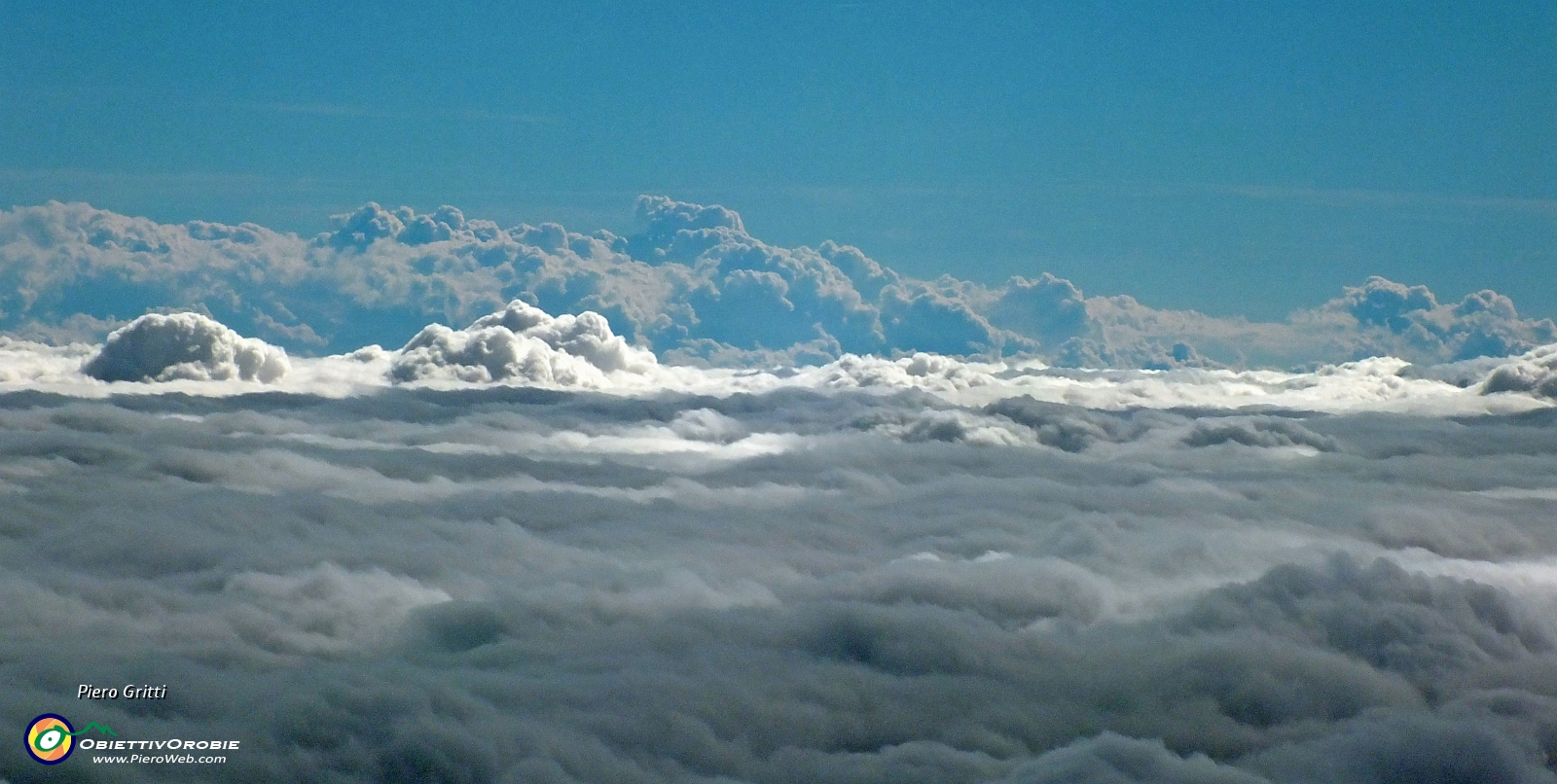 63 un mare con montagne di nuvole sulle valli e la pianura,....JPG